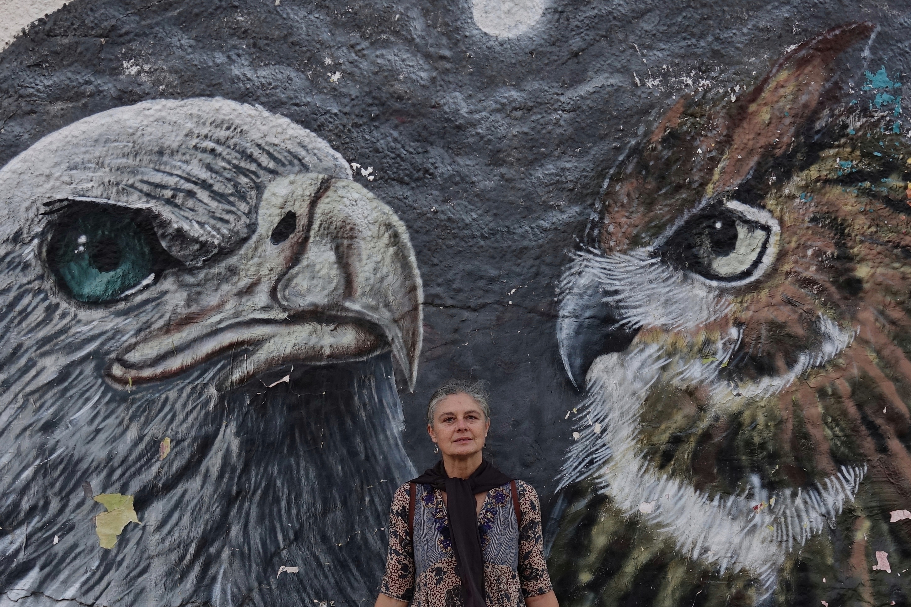 Manu devant une fresque d'oiseaux